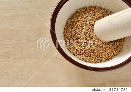 すり鉢　すりこ木　胡麻　木目背景 21784785