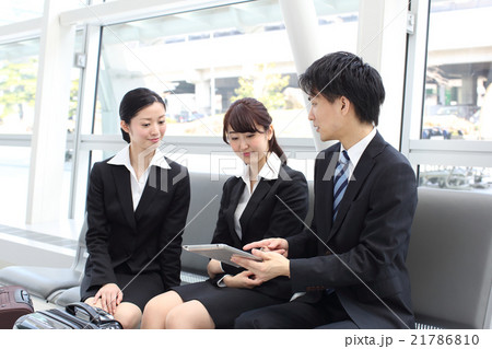 空港でアイパッドを見る若いビジネスマン 空港でアイパッドを見る若いビジネスマン 21786810