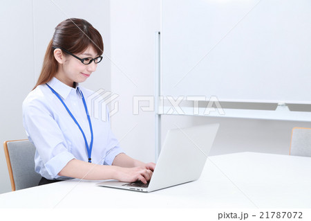 デスクワークの若い女性 デスクワークの若い女性 21787072