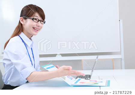 資料を説明する女性 21787229