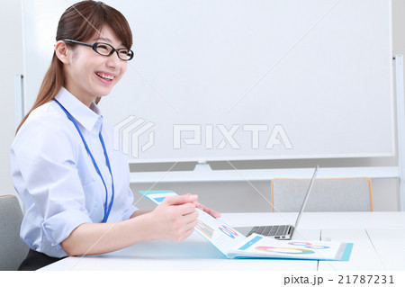 資料を説明する女性 21787231