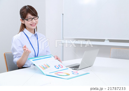 資料を説明する女性 21787233