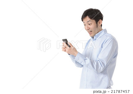 スマホを操作する男性 21787457