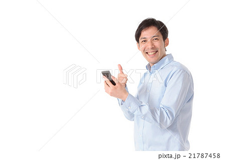 スマホを操作する男性 21787458