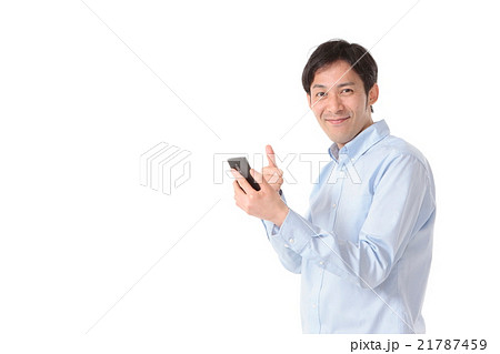 スマホを操作する男性 21787459