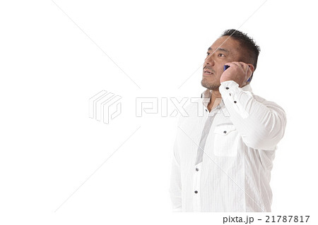 スマホで通話する男性 21787817