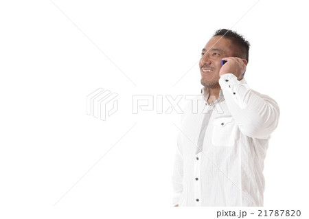 スマホで通話する男性 21787820