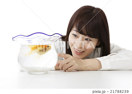 金魚と女性　　　　　　　 21788239