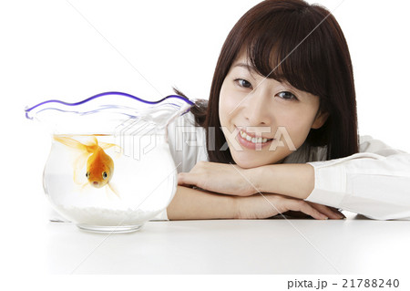 金魚と女性　　　　　　 21788240