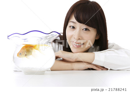 金魚と女性　　　　 21788241