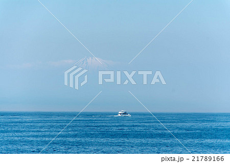 海の向こうに見える霞の上に頭を出す富士山 21789166