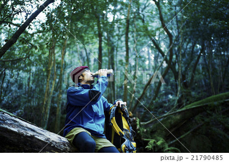 休憩をする男性 21790485