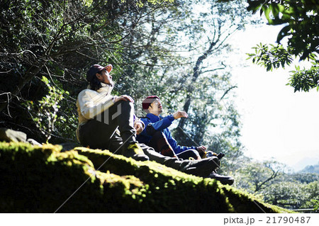 山の中で休憩する男性たち 21790487