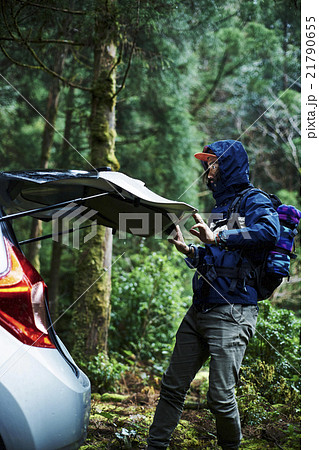 車に荷物を積み込む男性 車に荷物を積み込む男性 21790655