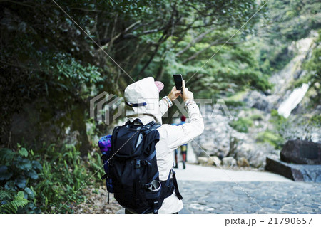 自然を冒険する男性 21790657