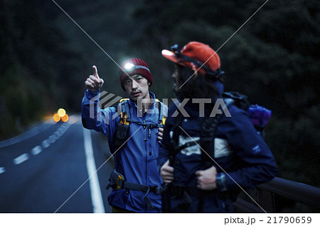 山間を歩く男性たち 21790659