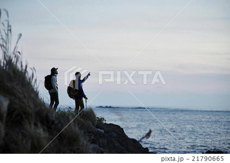 トレッキングをする男性たち 21790665