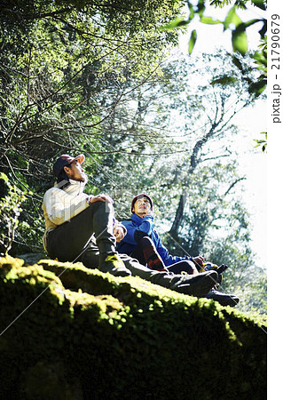 山の中で休憩する男性たち 21790679