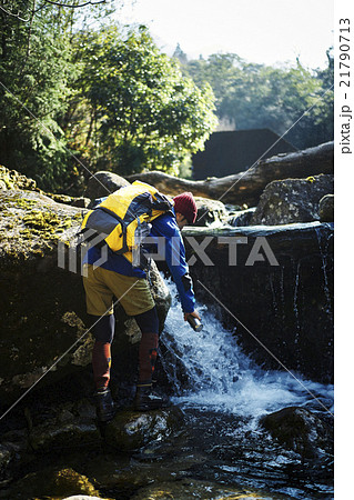水を汲む男性 水を汲む男性 21790713