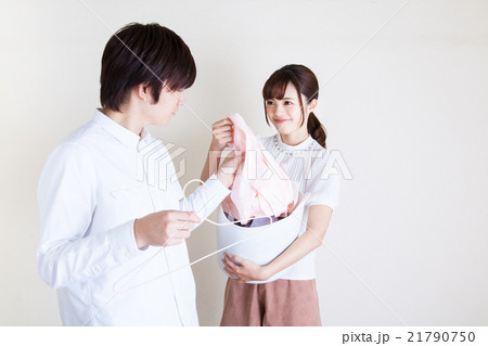 家事をする夫婦 21790750