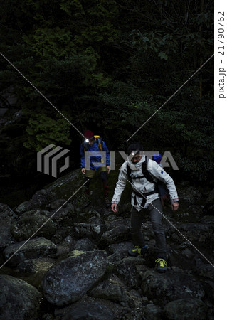 山間を歩く男性たち 21790762