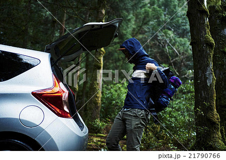 車に荷物を積み込む男性 21790766