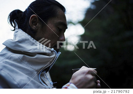 山の中で休憩する男性 21790792