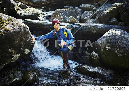 水を汲む男性 21790805