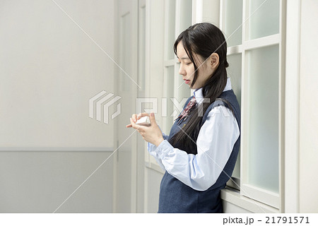 廊下で単語帳を見る女子高校生 廊下で単語帳を見る女子高校生 21791571