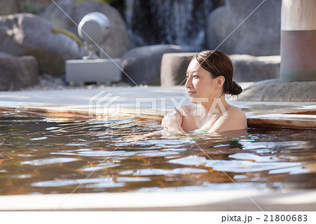 温泉の露天風呂でリラックスするミドルの女性 21800683