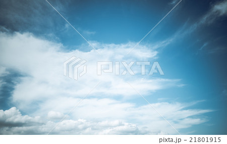 青空に広がる白い雲と飛行機雲 21801915