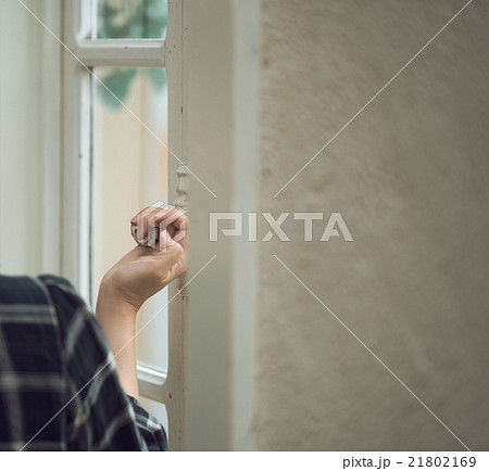 窓の開け閉めをする女性の手元 窓の開け閉めをする女性の手元 21802169