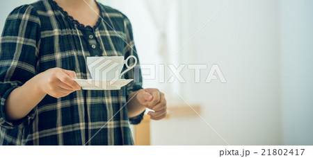 コーヒーカップを持つ女性、リラックスしたひととき コーヒーカップを持つ女性、リラックスしたひととき 21802417