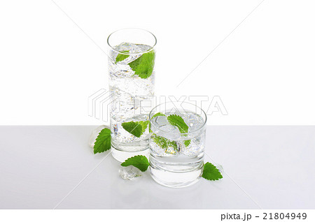 fizzy water with mint and ice 21804949