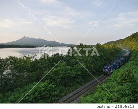 トワイライトエクスプレス 8002レ 大沼‐仁山 駒ヶ岳+小沼バック 21806813
