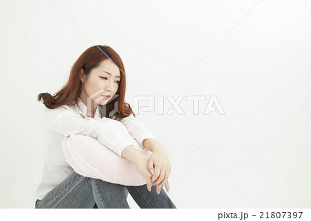 寂しい、落ち込んでいる女性 白バック 21807397