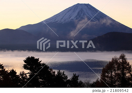 本栖湖　夜明けの富士山 21809542