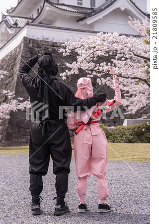 桜のお城を見上げる二人の忍者 手裏剣を持っている 桜のお城を見上げる二人の忍者 手裏剣を持っている 21809585