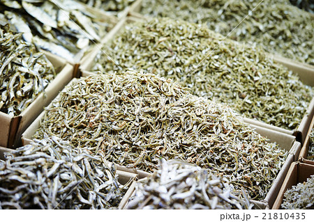 韓国の市場で売られている小魚の干物 21810435