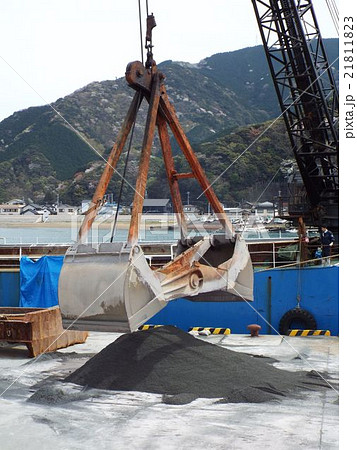 港湾ではガット船に砂を積み込んでいます 港湾ではガット船に砂を積み込んでいます 21811823
