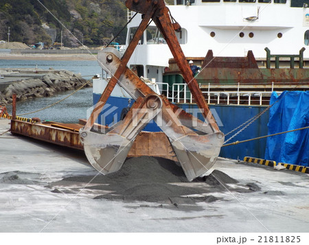 港湾ではガット船に砂を積み込んでいます 港湾ではガット船に砂を積み込んでいます 21811825
