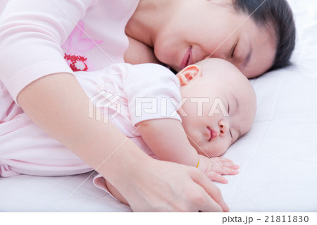 Newborn baby girl sleeping in mother arm Newborn baby girl sleeping in mother arm 21811830