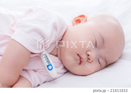 Close-up newborn baby sleeping 21811832