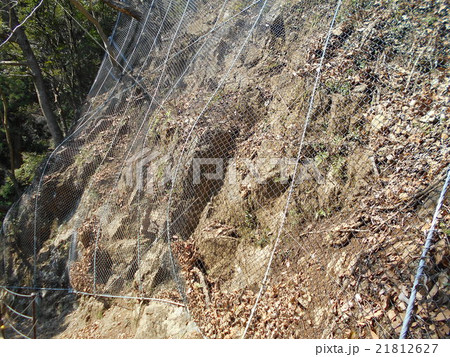 落石危険地帯には防護ネットが必要です 21812627