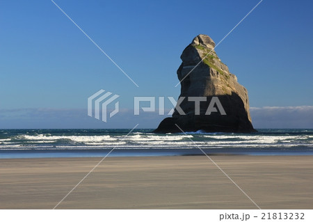 Island at Wharariki Beach Island at Wharariki Beach 21813232
