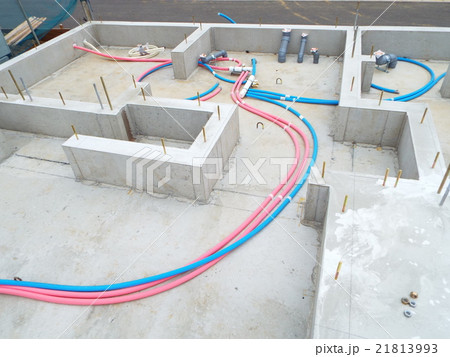 基礎の上に給排水配管を設置します 基礎の上に給排水配管を設置します 21813993