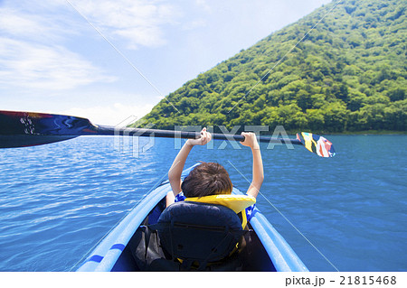 カヌーに乗ってマリンスポーツをする男の子 21815468