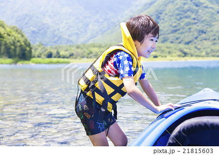 マリンスポーツをする男の子 21815603