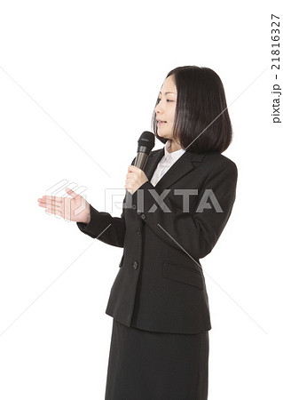 セミナーを進行する若い女性 セミナーを進行する若い女性 21816327