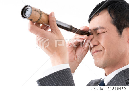 望遠鏡で先を見通すビジネスマン 21816470